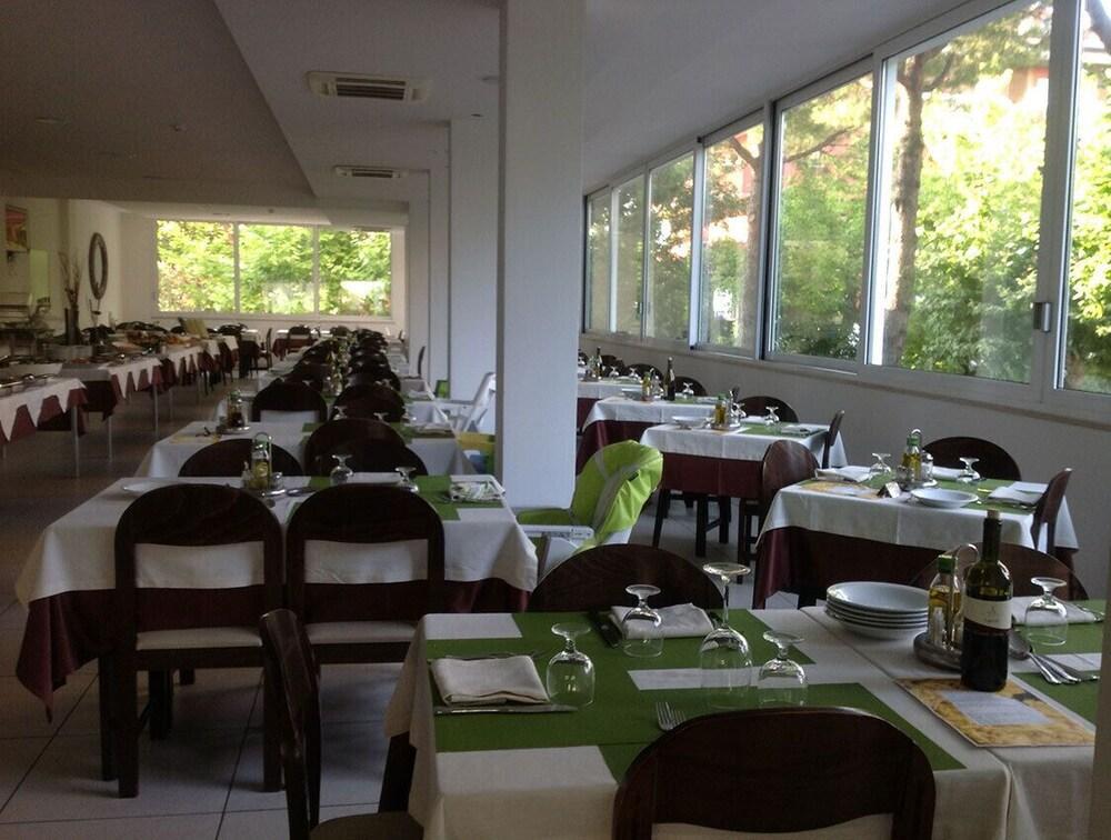 Hotel Matteo تّشيرفييا المظهر الخارجي الصورة
